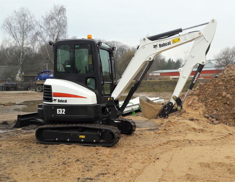 Bobcat E32