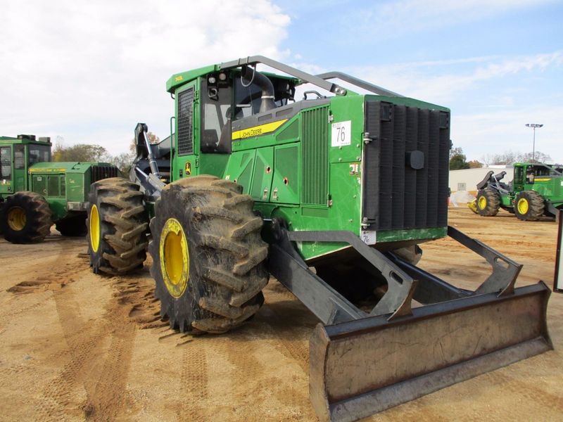John Deere 748L