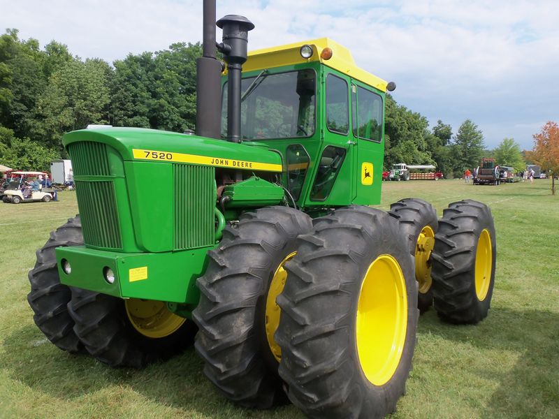 John Deere 7520