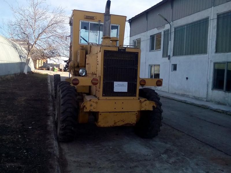 Komatsu GD605R-2