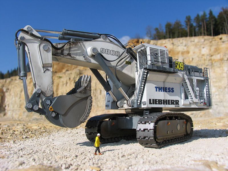 Liebherr R9800